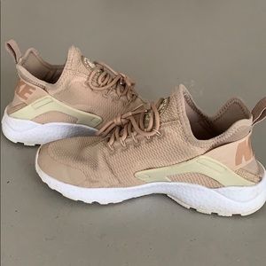 Dusty Rose size 6 Nike Air Huarache